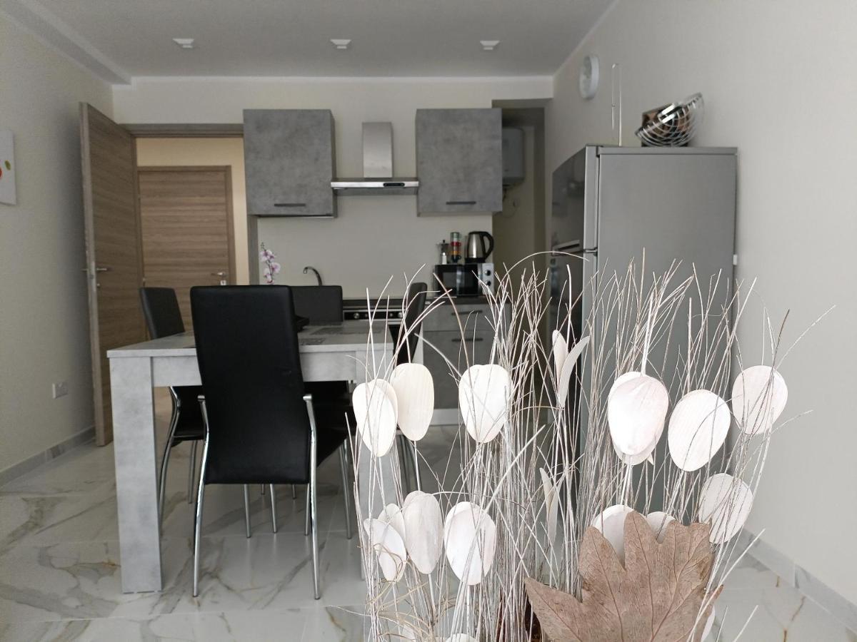 54 One By Rw San Julian's *